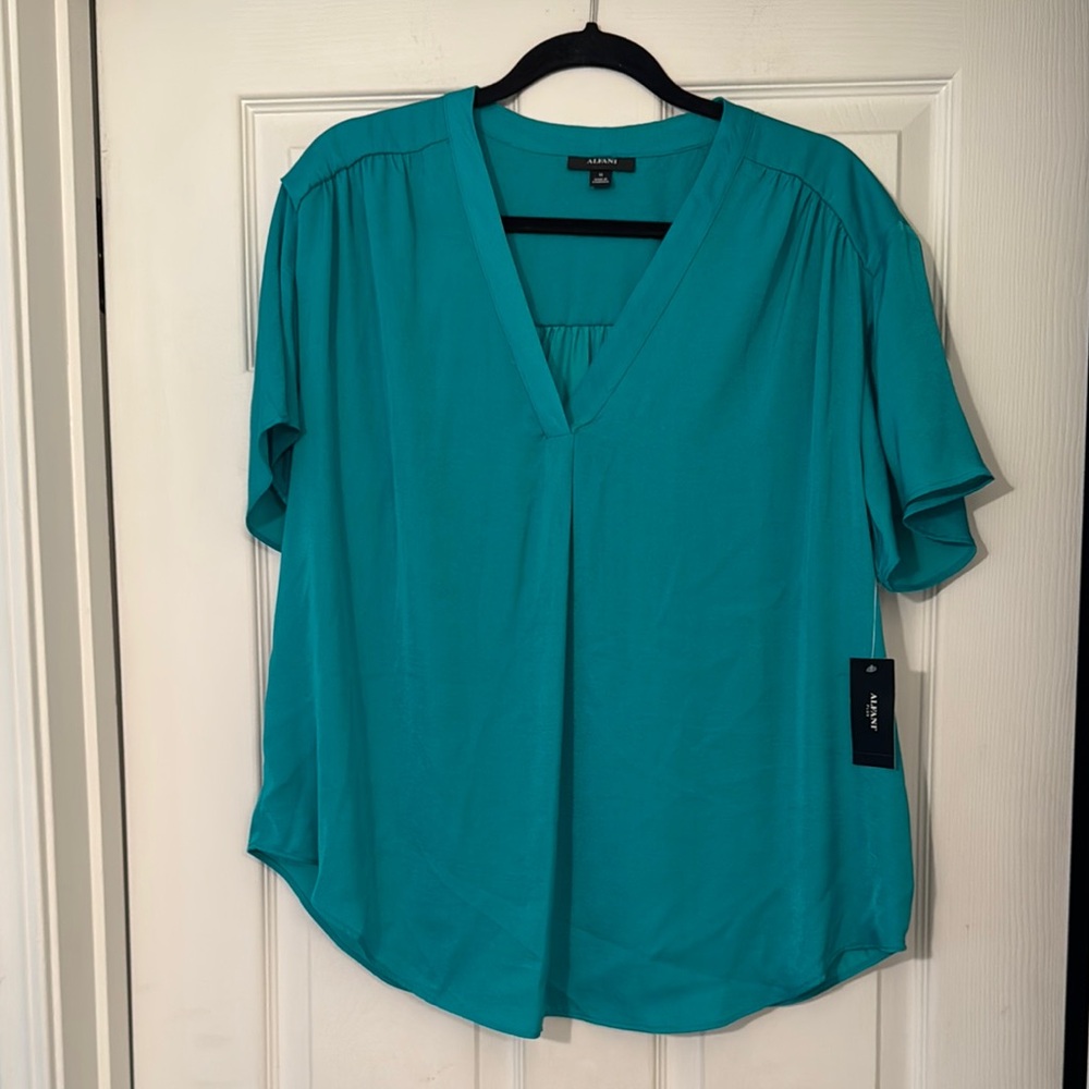 Alfani green Pullover V Neck silky Top NWT Size 1X pit to pit is 24”